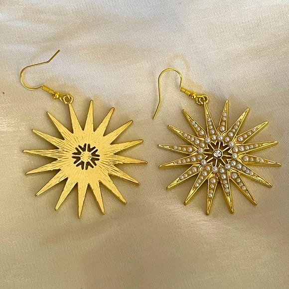 Radiant Gold Starburst Earrings with Pearls - Picture 4 of 4